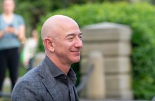 亚马逊CEO杰夫·贝佐斯说，AMZN股票下跌0.69％，称他们在冠状病毒中照顾员工