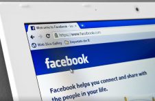 FB股价下跌0.4％，因为Facebook希望测试新的实时评论应用程序场地