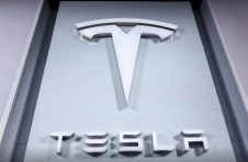 特斯拉（TSLA）股票价格至少需要下跌1000美元才能吸引投资者？