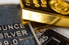 黄金价格攀升至新高度，白银可能上涨甚至更高