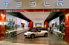 在中国出售的特斯拉Model3标准续航升级版的价格下调15000元人民币，调整后的价格为23.59万元人民币